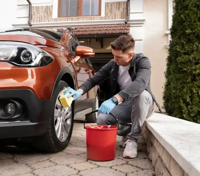 Lavage auto à domicile Ghisonaccia : professionnel intervenant sur un véhicule